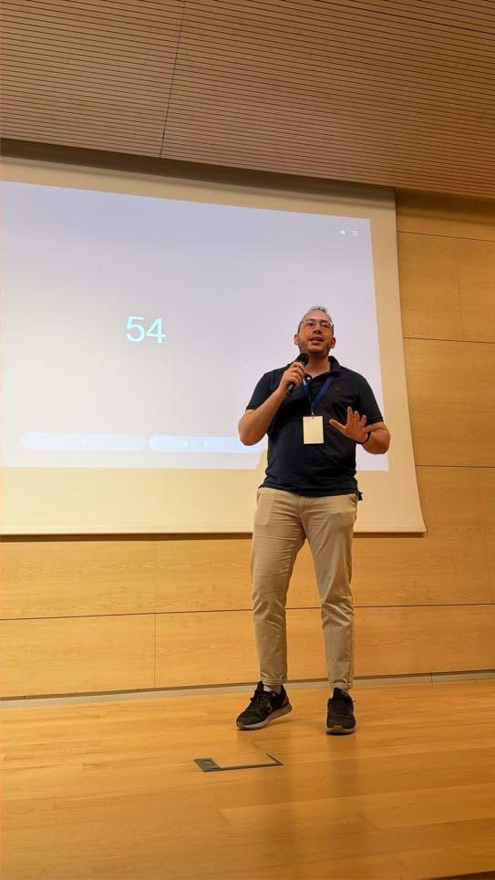 Sesión de trabajo en equipo durante el Startup Weekend Granada 2026