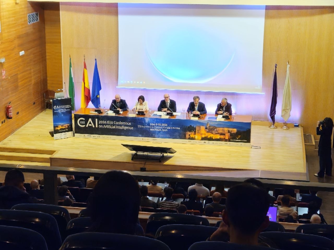 Auditorio durante la presentación de IEEE CAI 2026 en Granada.