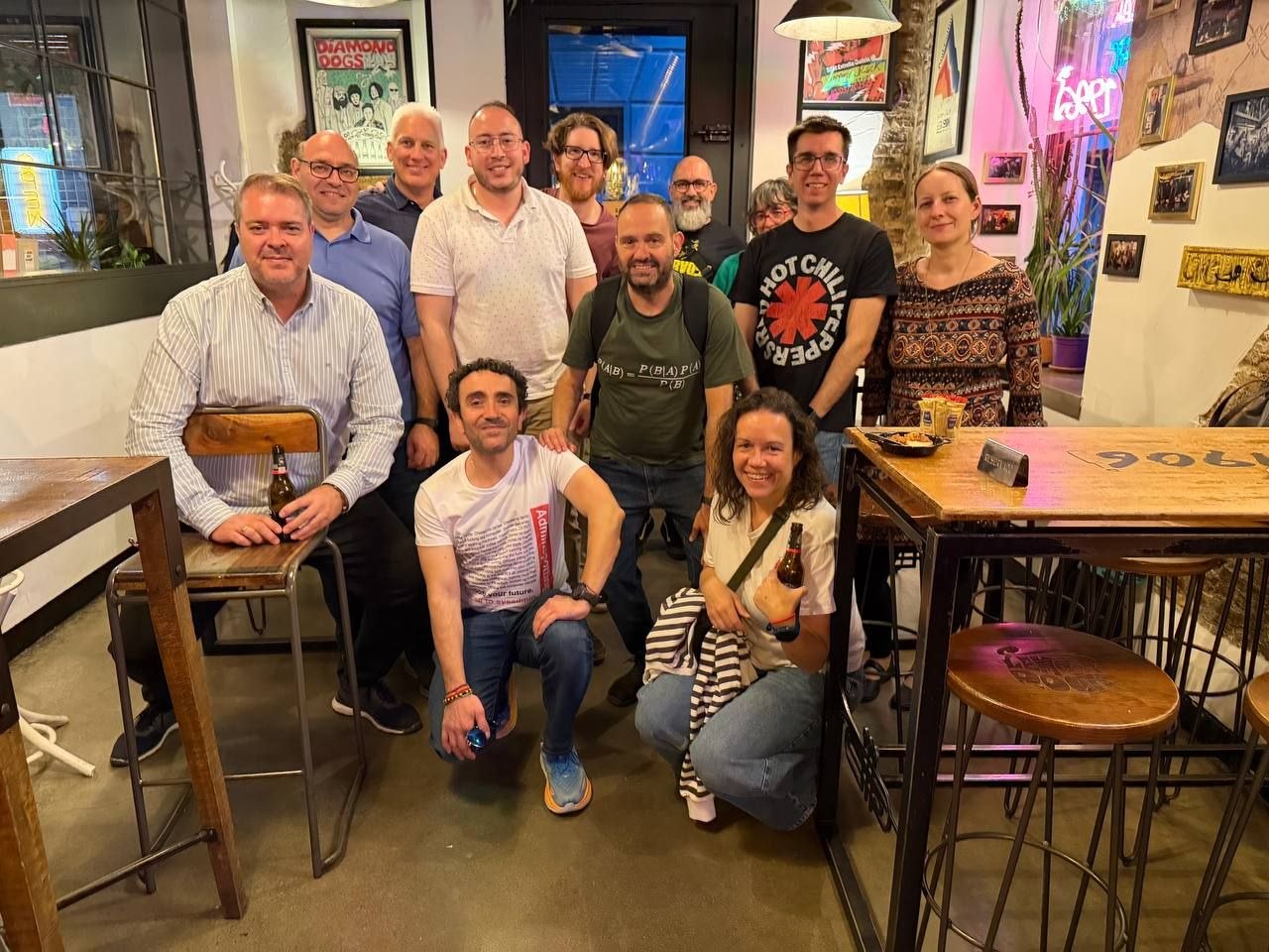 Foto de grupo en el networking de PyData GRX Granada tras la charla.